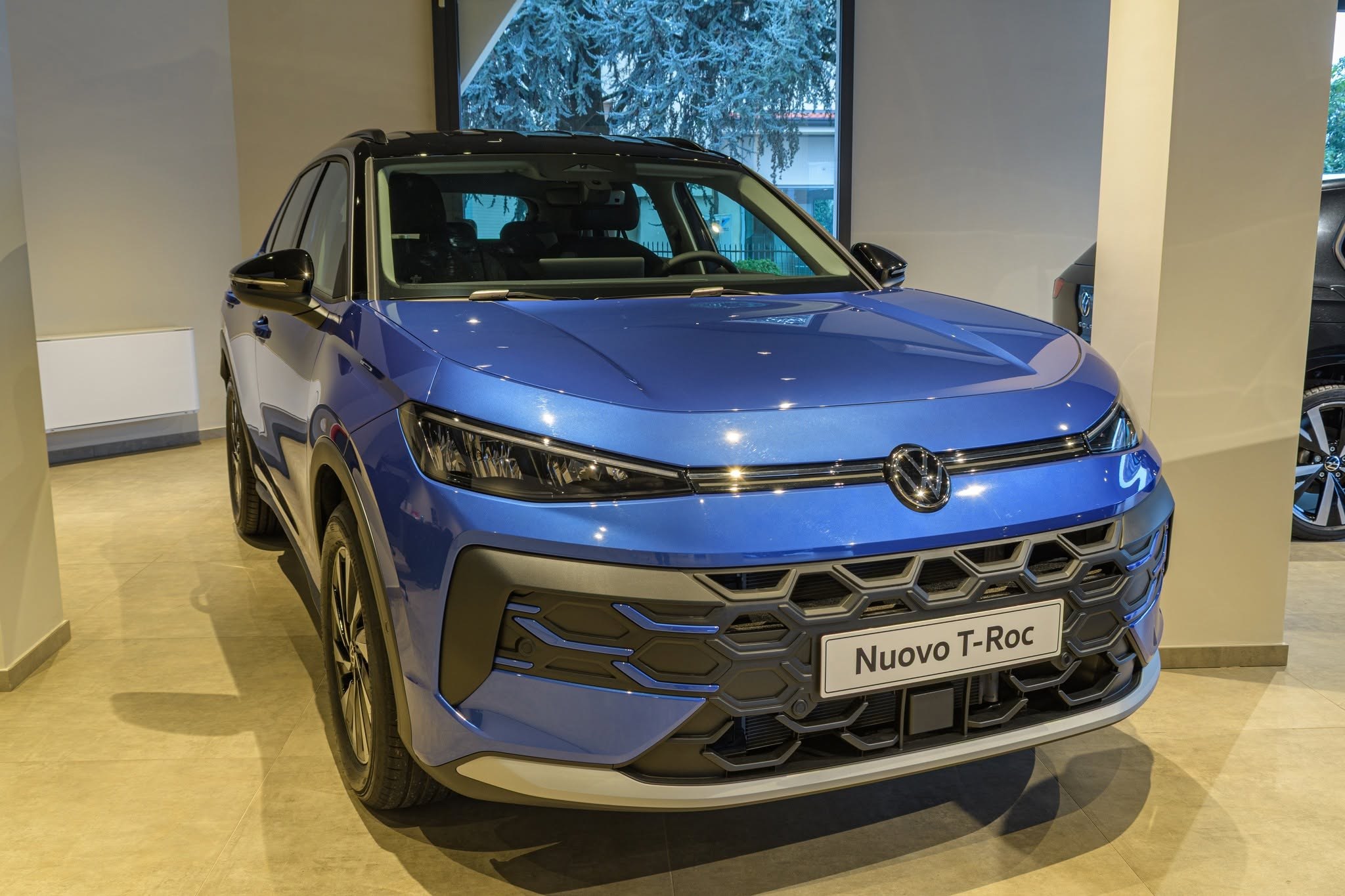 Auto nuova in pronta consegna esposta nel salone a Bergamo